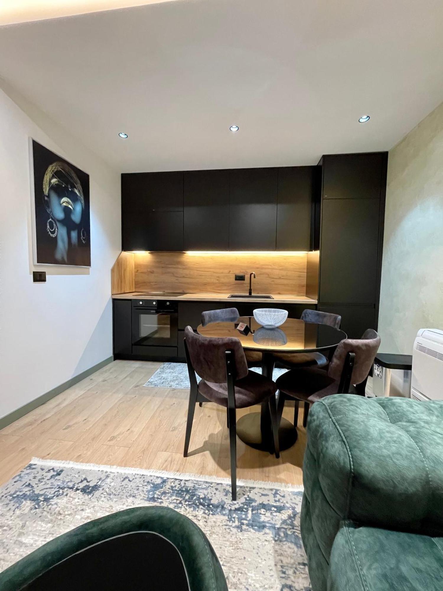 Queens Luxury Apartments Тирана Екстериор снимка